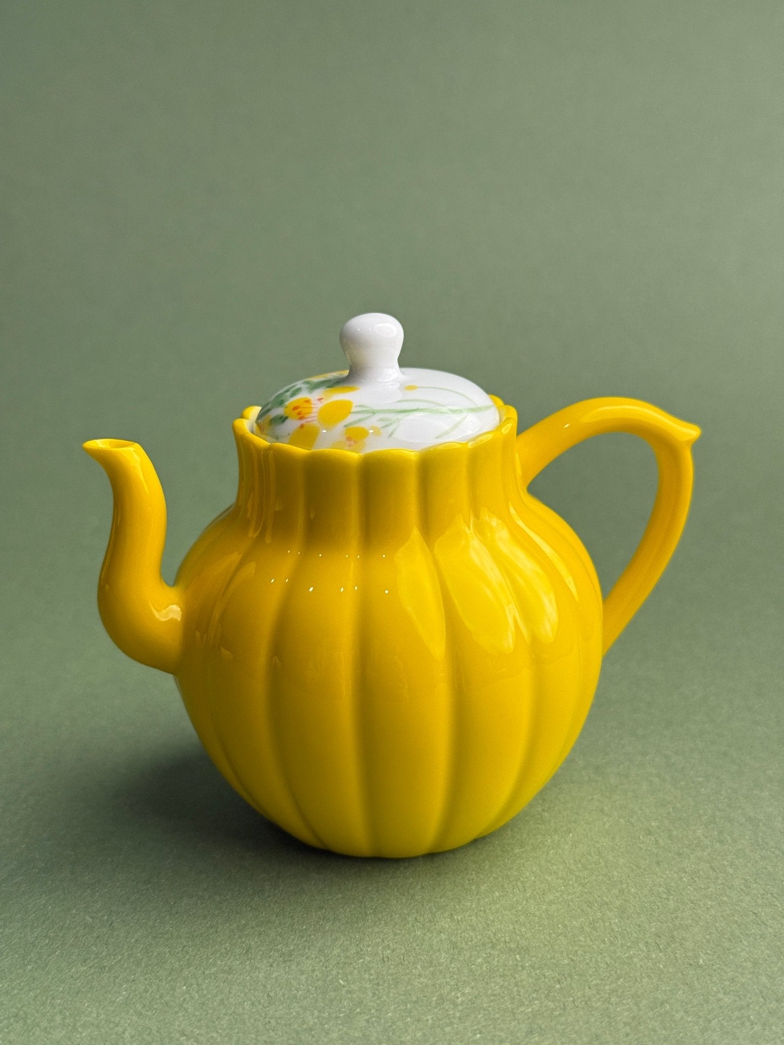 Hand-painted Chrysanthemum Petal Teapot, 150 ml Capacity, Dehua Crafted - Moonlight Friday