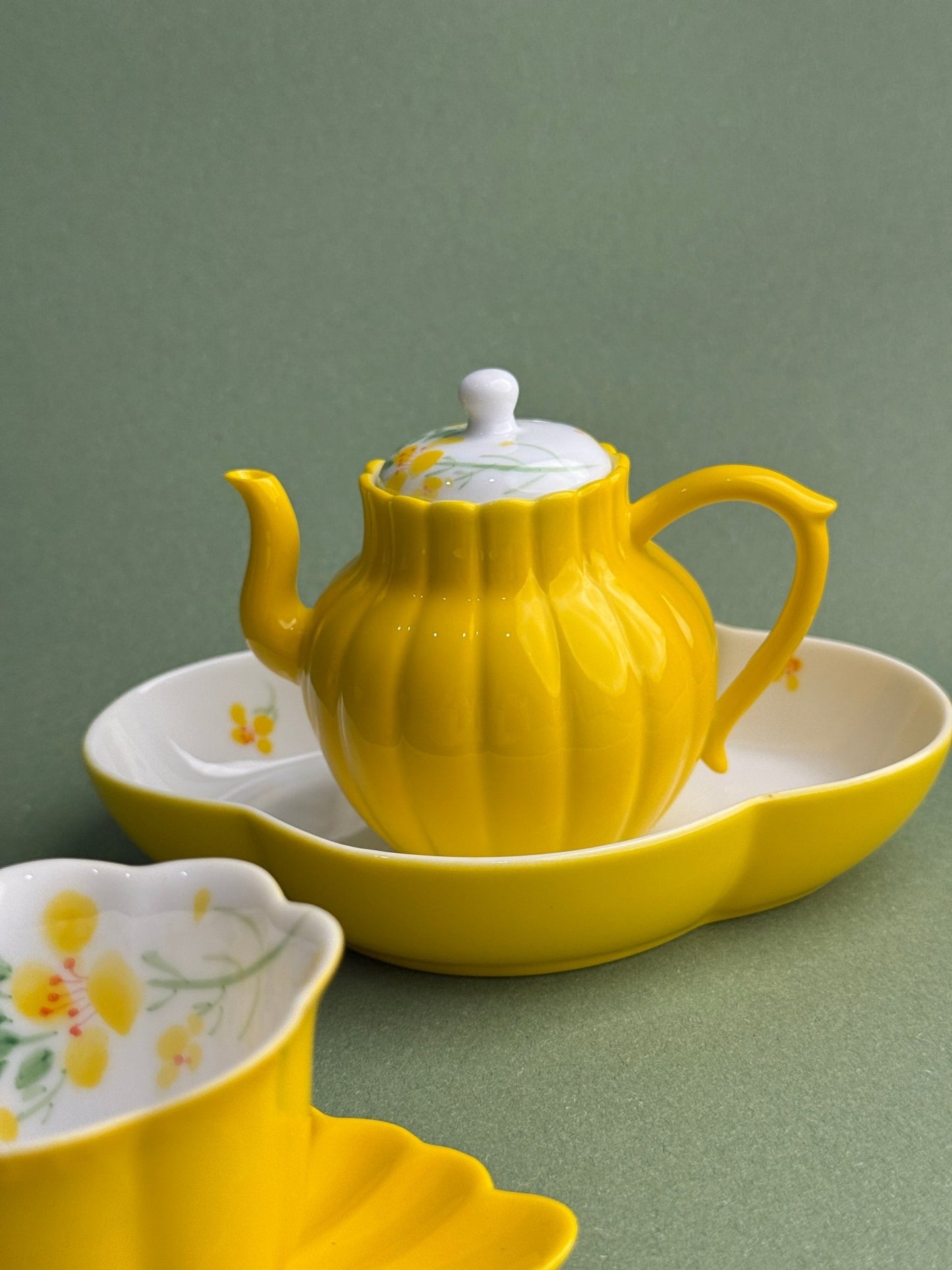 Hand-painted Chrysanthemum Petal Teapot, 150 ml Capacity, Dehua Crafted - Moonlight Friday